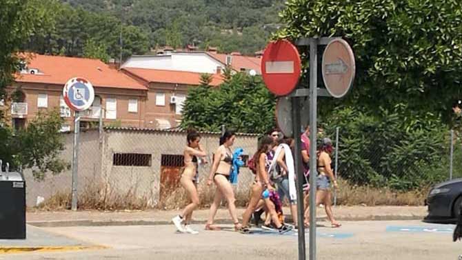 Personas en ba&ntilde;ador en Candeleda en una foto tomada por Vox.