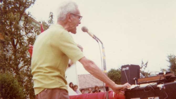 Norberto Sanchidri&aacute;n en 1982 en un mit&iacute;n.