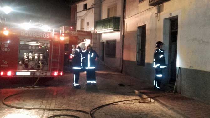 Extinción de un incendio en una vivienda de El Tiemblo.