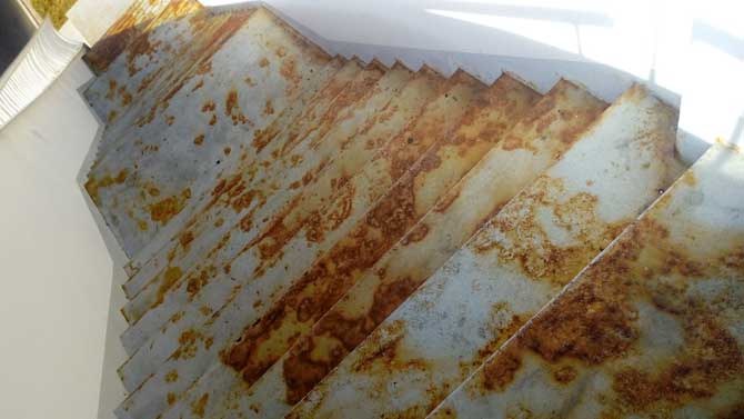 Pasarela oxidada en la avenida Juan Carlos I.