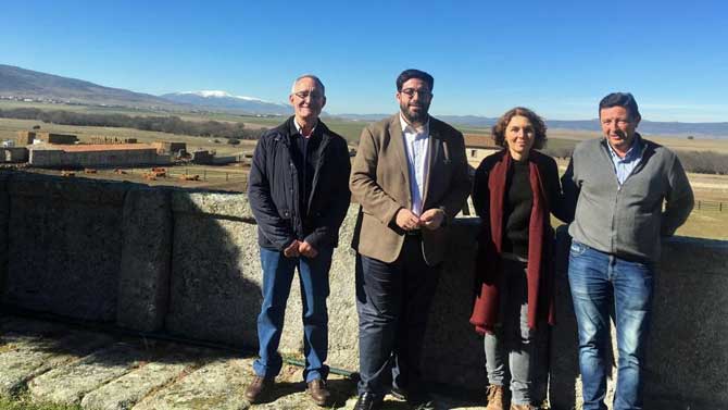 César González, de Carnicería César; presidente de Diputación; Beatriz Sierra, administradora de la empresa, y el ganadero Ernesto Sánchez.
