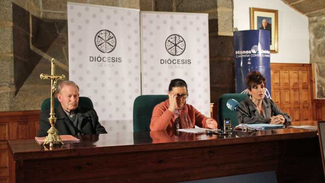 La presidenta provincial de Manos Unidas, Ángela Muñoz, entre el padre Antonio y Auxi Rueda.