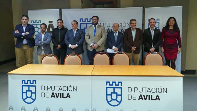 Varios de los becados con el presidente de la Diputación y el director de la IGDA.