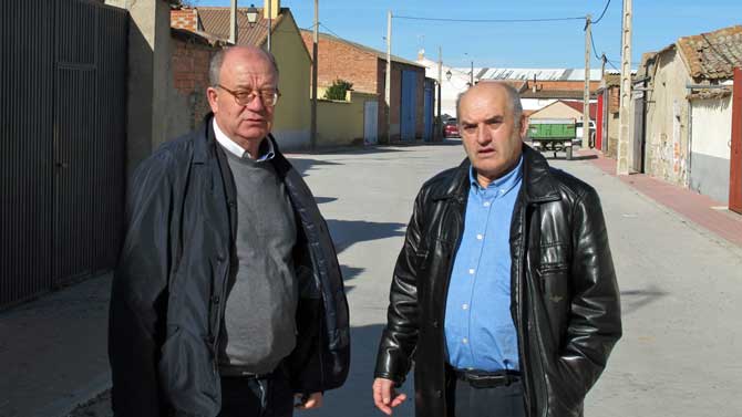 Secretario del PSOE, Jesús Caro, y alcalde de Adanero, Manuel Maroto.