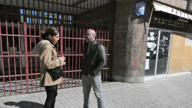 Yolanda Vázquez y Josué Aldudo ante la antigua estación de autobuses.