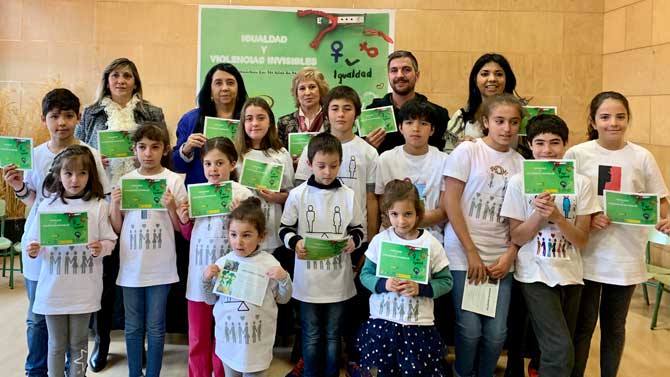 Presentaci&oacute;n del d&iacute;ptico sobre igualdad elaborado por los ni&ntilde;os de Peguerinos.