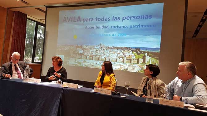 Rosa Jiménez (segunda izquierda) en una mesa redonda sobre accesibilidad en Sevilla.