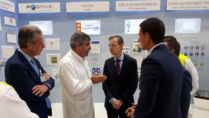 El director de Plastic Ominun conversa con el consejero de Industria.