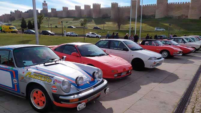 Concentración de vehículos clásicos en el Lienzo Norte.