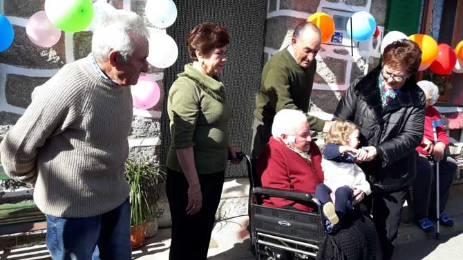 La tía María, que cumple 110 años, con una de sus bisnietas.