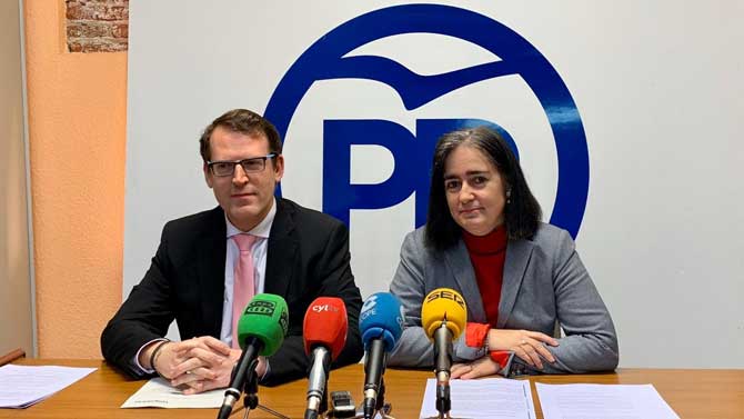 Mario Ayuso y Sonsoles Sánchez-Reyes en rueda de prensa.