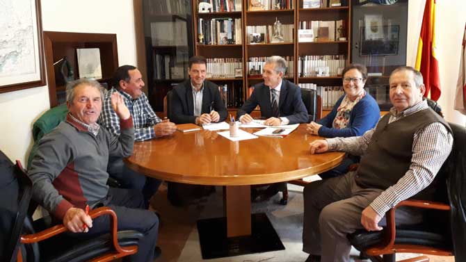 Los alcaldes de Amavida, Mu&ntilde;otello y Villanueva del Campillo con el delegado de la Junta.