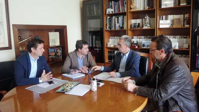 El presidente de la Mancomunidad del Valle Amblés reunido con el delegado de la Junta.