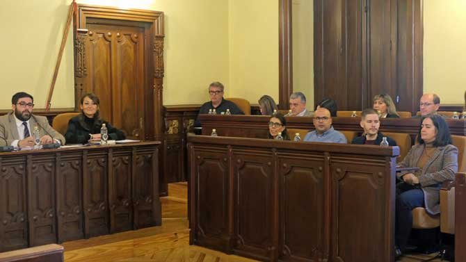 El alcalde y las portavoces de PSOE y PP en el último pleno municipal.