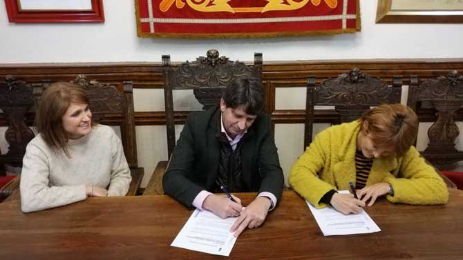Firma del acuerdo entre el Ayuntamiento de Arenas de San Pedro y Aredis.
