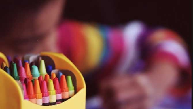 Imagen de un niño en el colegio.