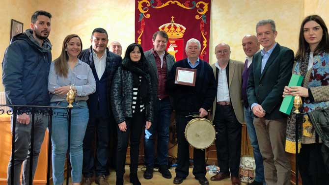 Fernández Mañueco, Modesto Jiménez y César Lumbreras, entre otros, en el Ayuntamiento de Adanero.