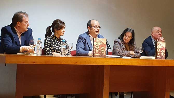 Juan Carlos Hernández (centro) en la presentación de 'Todos me llaman traidor'.