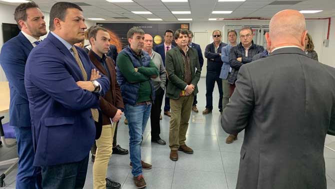 Presidente de la Diputación y diputados provinciales en la antena espacial de Cebreros.