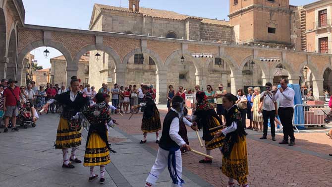Grupo de Danzas de Hoyocasero.
