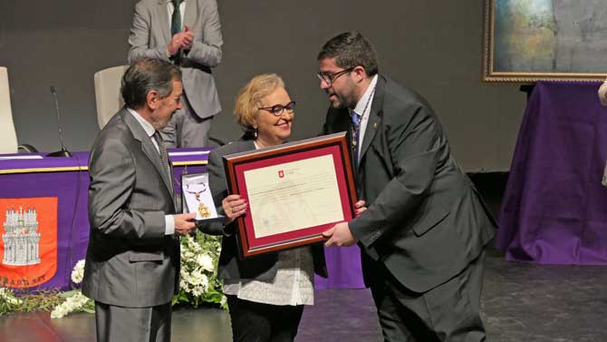 La AECC recibe la Medalla de Oro de Ávila.