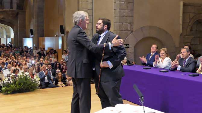 Sánchez Cabrera recibe el bastón de mando del anterior alcalde, José Luis Rivas, en 2019.