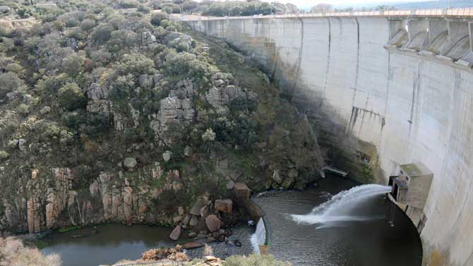 Salida actual de agua del embalse de Las Cogotas.