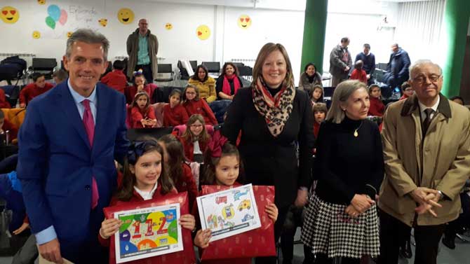 Entrega del premio del concurso del 112 a dos escolares del Colegio Diocesano.