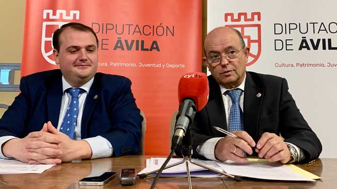 Eduardo Duque y Maximiliano Fernández presentan las becas de la Institución Gran Duque de Alba.