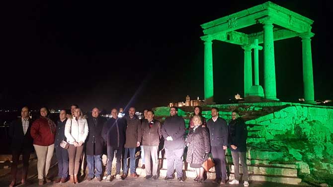 Los Cuatro Postes de verde en el día mundial contra el cáncer.