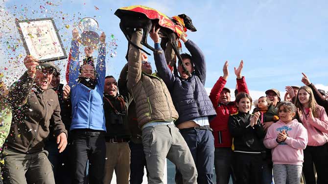 Celebración de Liosa en el Campeonato Nacional de Galgos.