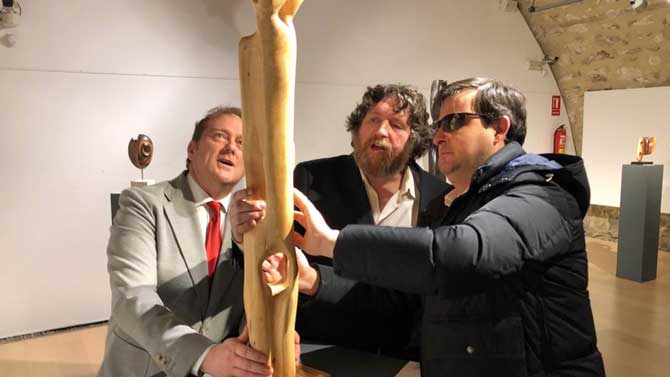 Inauguración de la exposición de Rubén González (centro).