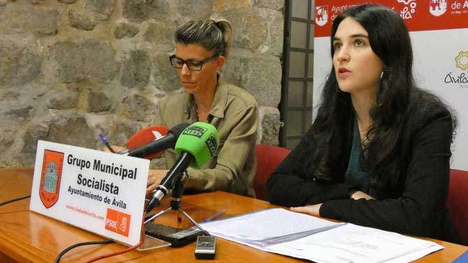 Eva Arias y Azucena Jiménez, concejales del PSOE.