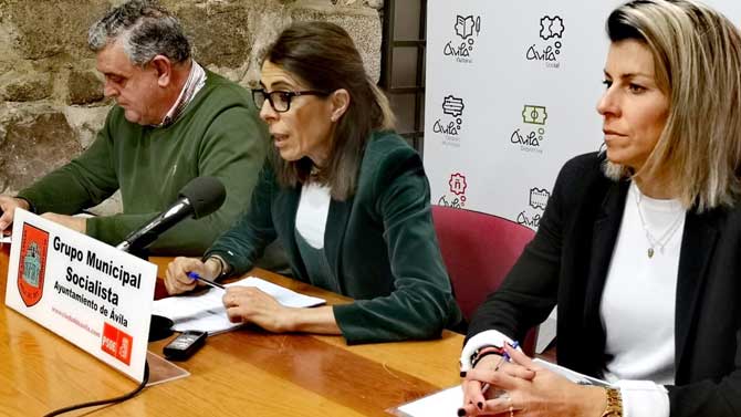 Manuel Jiménez. Yolanda Vázquez y Eva Arias.