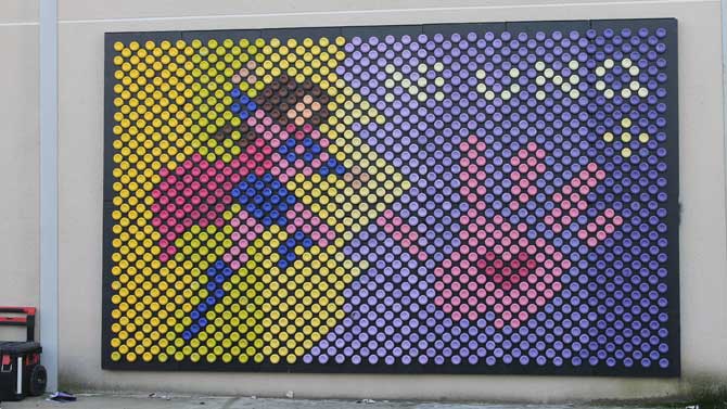 Crean un mural con latas contra la violencia de género en Crespos.