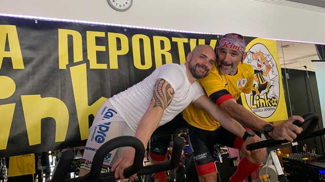 Kini Carrasco (derecha) en el Maratón Solidario de Spinning.