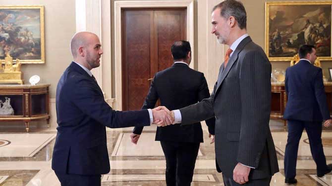 El presidente de AJE Ávila. Diego Díez, con el rey Felipe.