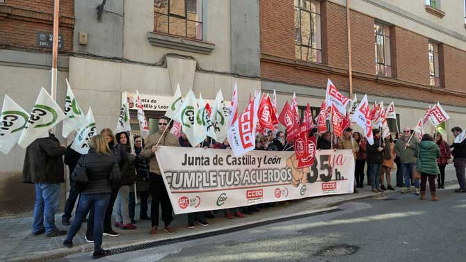 Concentración por las 35 horas ante la Dirección de Educación.