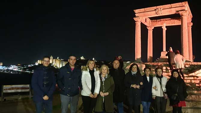 Cuatro Postes de color dorado en el Día contra el Cáncer Infantil.