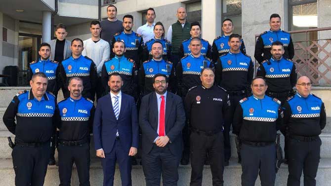 Los nuevos agentes con el alcalde y jefes de la Policía Local.