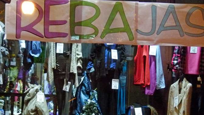 Rebajas en un escaparate de Ávila.