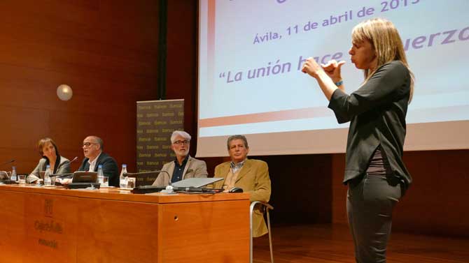 Imagen de archivo de un acto con lenguaje de signos.