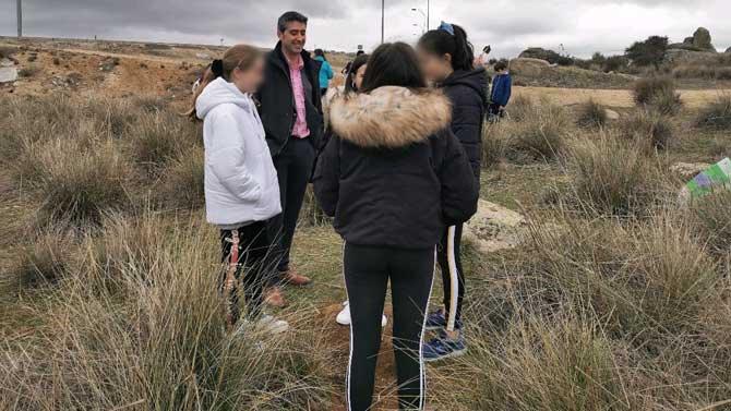 Plantación del IES Vasco de la Zarza en Fuente Buena.