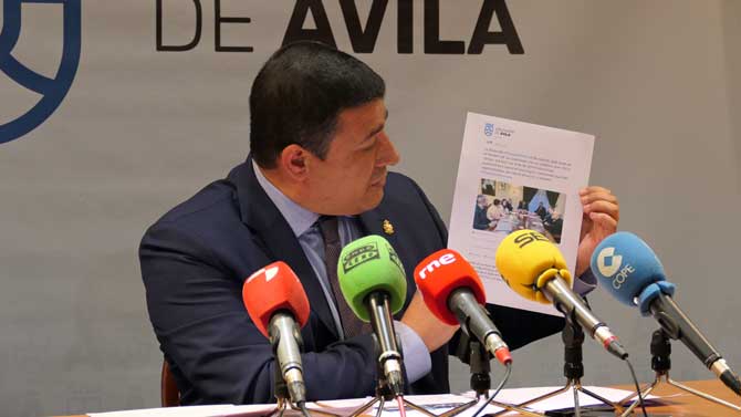 Carlos García muestra los tuits de la Diputación.