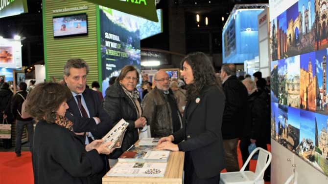 La embajadora de Espa&ntilde;a en Bruselas, Beatriz Larrotcha, y el director de la OET, Rafael Chamorro, en el expositor de Ciudades Patrimonio.