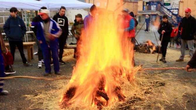 Fiesta en torno a la matanza en Baterna.