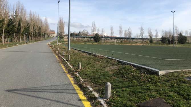 Campo de fútbol de Naturávila junto a la carretera de acceso.