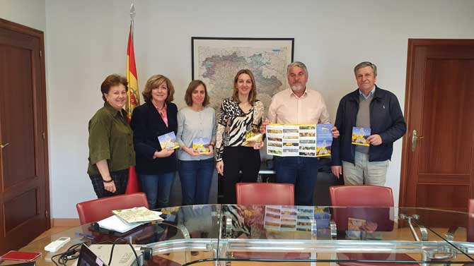 La directora general de Turismo con representantes de Gredos norte.