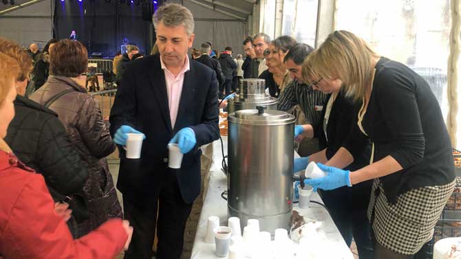 Los concejales sirven chocolate a los asistentes al 'Carnaval de la Sabidur&iacute;a'.