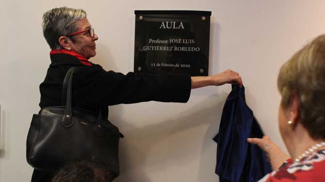 Descubrimiento de la placa de homenaje a Gutiérrez Robledo.